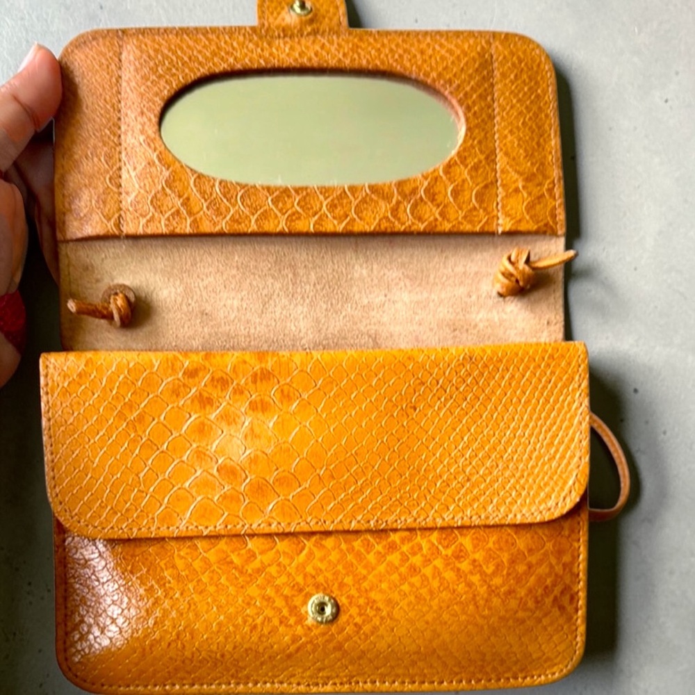 MUNDI small vintage Tan leather clean Crossbody Bag with Flap Closure - Picture 8 of 13